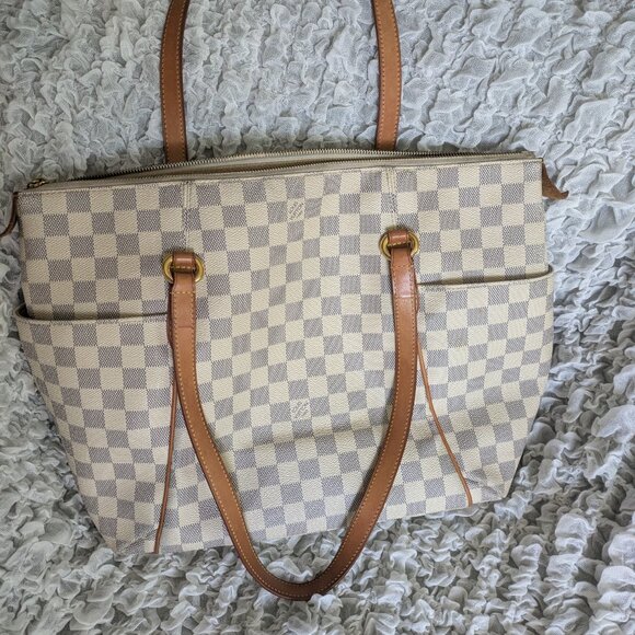 Louis Vuitton: Azur Damier Totally MM - Picture 2 of 13